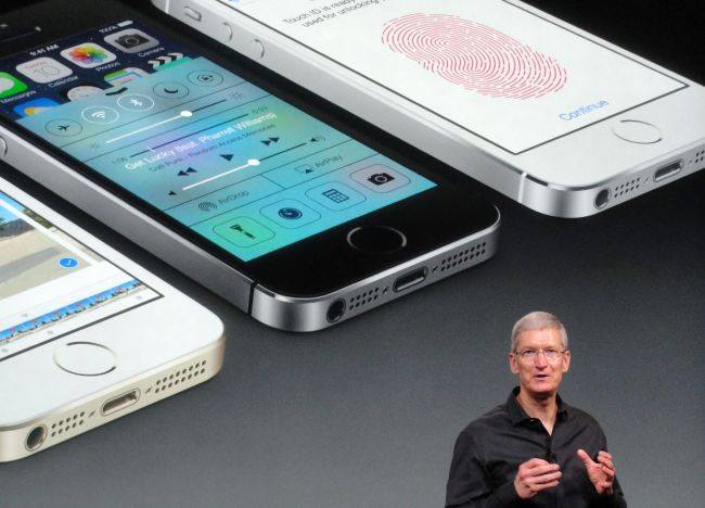 Apple chief executive Tim Cook praises the new iPhone 5S in Cupertino, California, Sept. 10. (AFP-Yonhap News)