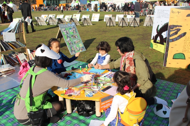 Young readers participate in the Seoul Book Festival last year. (BRcomm., Inc.)