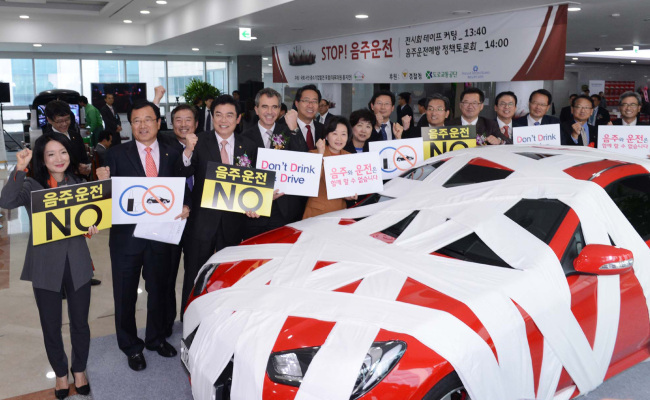 Pernod Ricard Korea CEO Jean-Manuel Spriet (fifth from left) poses with Saenuri Party lawmaker Hong Ji-man (fourth from left) and other participants ahead of a conference promoting drunk driving prevention at the National Assembly Hall in Yeouido, Seoul, Tuesday. (Pernod Ricard)