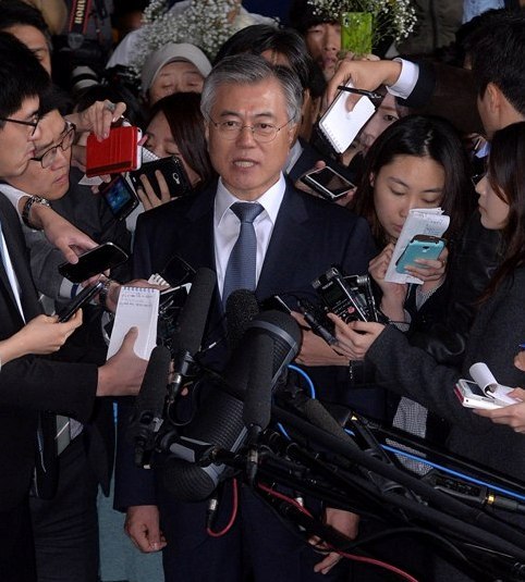 The Democratic Party’s Rep. Moon Jae-in answers questions outside the Seoul Central District Prosecutors’ Office on Wednesday. (Lee Sang-sub/The Korea Herald)