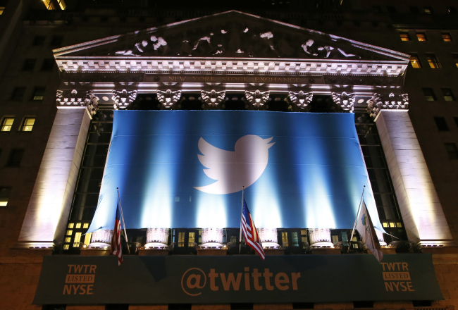 A banner adorns the facade of the New York Stock Exchange in advance of Twitter’s initial public offering Thursday. (AP-Yonhap News)