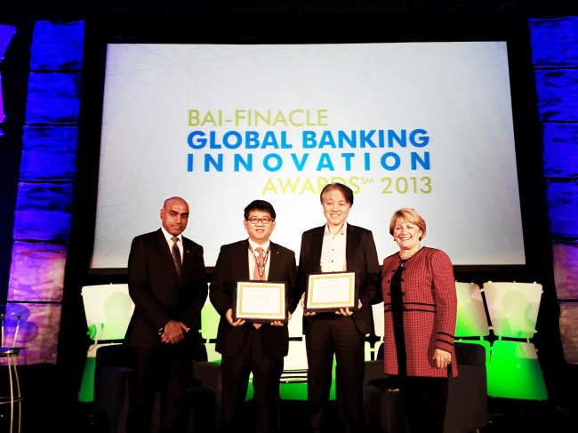 Hana Bank retail division head Chang Kyung-hoon (second from left), Hana Financial Group executive vice president Han Jun-seong (third from left) and the Bank Administration Institute chief executive Debbie Bianucci (right) pose at the “2013 Global Banking Innovation Awards” hosted by the BAI and Finacle in Colorado on Tuesday. Hana was recognized for innovative products and services offered by Hana N Wallet and One Click Mortgage. (Hana Bank)