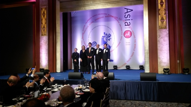 Los Angeles Dodgers leftie Ryu Hyun-jin (center) poses for a photo with Asia Society executives during a gala dinner celebrating the fifth anniversary of the founding of the international organization’s Korea Center in Seoul on Thursday. From left are: Asia Society cochairman Ronnie C. Chan; Asia Society president and CEO Josette Sheeran; Ryu; former Prime Minister Lee Hong-koo; and Asia Society Korea Center chairman Shin Dong-bin. (Philip Iglauer/The Korea Herald)