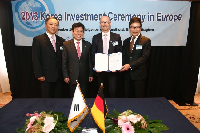 BASF Korea managing director Shin Woo-sung (left), Minister of Trade, Industry and Energy Yoon Sang-jick (second from left), BASF president Peter Schuhmacher (third from left) and KOTRA IK commissioner Ki-won Han pose together after signing an agreement for the new R&D center at Sungkyunkwan University on Friday. (BASF)