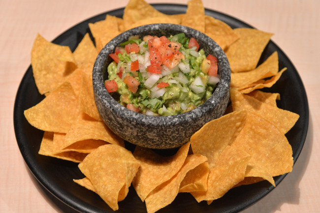 Guacamole is kept fresh and simple at Coreanos Kitchen with avocados, lemon juice, cilantro and tomatoes.(Lee Sang-sub/The Korea Herald)