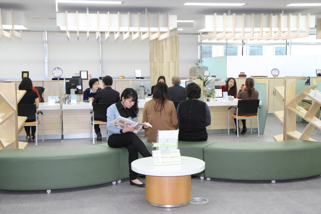 Counselors give advice to citizens at Seoul Global Center. (Seoul Metropolitan Government)