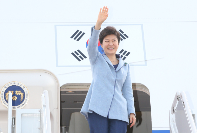 South Korean President Park Geun-hye arrives home after a weeklong trip to Europe on Saturday. (Yonhap News)