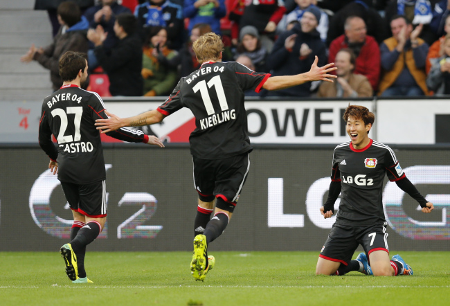 Leverkusen’s Son Heung-min (right) celebrates his goal with teammates on Saturday. (AP-Yonhap News)