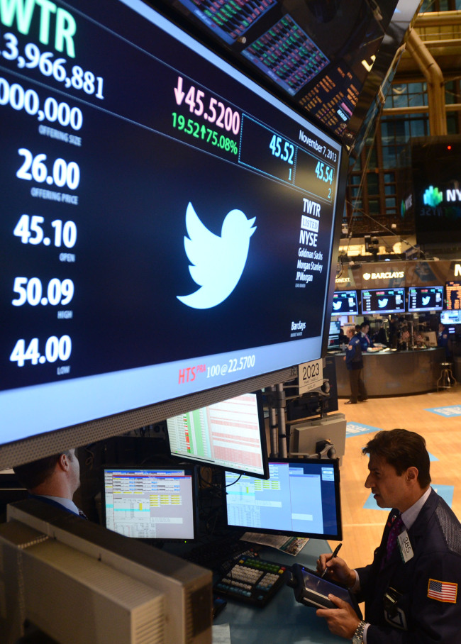 Traders work in the New York Stock Exchange. (Xinhua-Yonhap News)