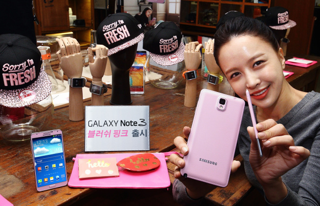 Samsung Electronics rolled out the Galaxy Note 3 Blush Pink whose rear cover and stylus pen are designed in pink to look trendy and feminine at a ceremony in Seoul on Sunday. (Samsung Electronics)