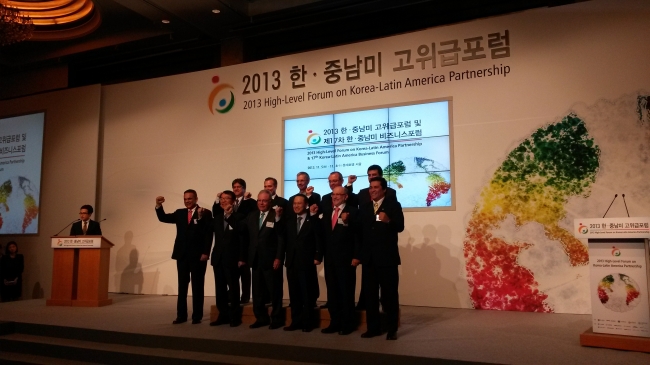 Costa Rican Second Vice President Luis Liberman (front row, third from left) and other representatives from Latin American nations and government officials pose during the Sixth High-Level Forum on Korea-Latin America Partnership in Seoul on Tuesday. (Philip Iglauer/The Korea Herald)