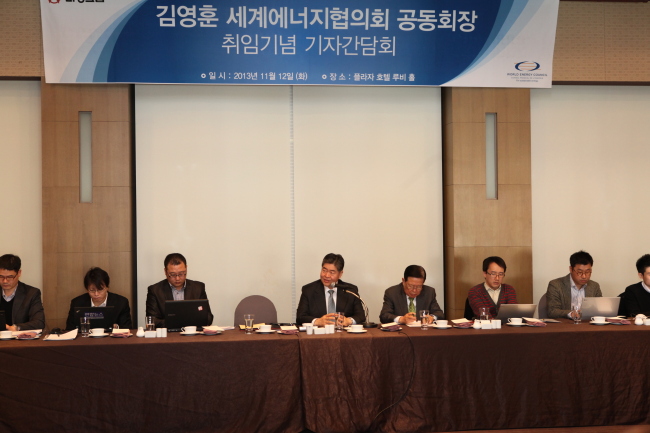 World Energy Council cochair Younghoon David Kim (center) speaks at a press conference at a Seoul hotel on Tuesday. (Daesung Group)