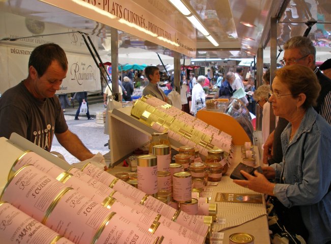 Foie gras fans and gastronomes flock to sellers of duck and goose foie gras at an open-air market in Sarlat, France. The Dordogne region in southwestern France is the heart of French foie gras farms. (Milwaukee Journal Sentinel/MCT)