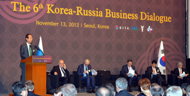 Han Duck-soo, chairman and CEO of the Korea International Trade Association, delivers the opening speech of the sixth Korea-Russia Business Dialogue at Lotte Hotel Seoul on Wednesday. (Kim Myung-sub/The Korea Herald)