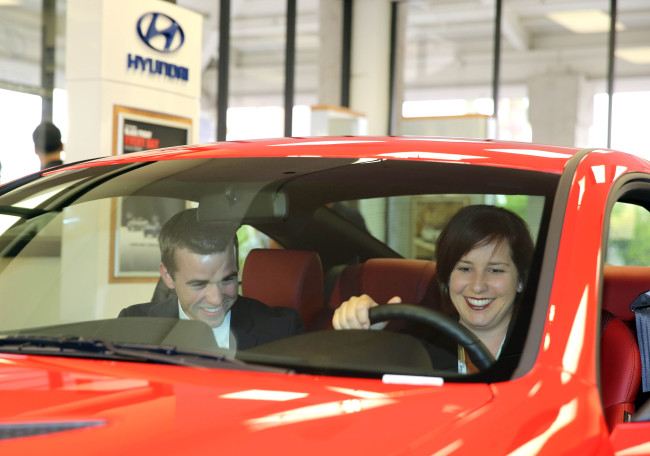 A customer talks with a salesperson at Tustin Hyundai, a Hyundai Motor dealer in Orange County, California.(Hyundai Motor)