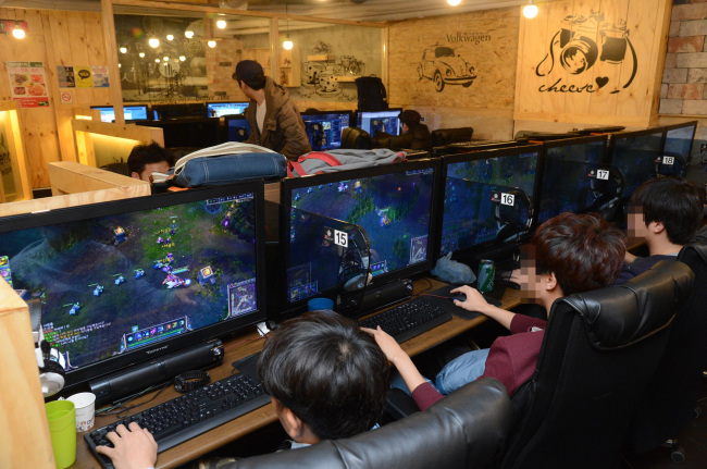 People play “League of Legends,” Korea’s most popular online game, at an Internet cafe in Seoul on Wednesday. In a nation known for its ubiquitous broadband network and a thriving Internet gaming industry, a dispute is raging over the proposed bill defining Internet games as a key cause of addiction warranting medical treatment. (Chung Hee-cho/The Korea Herald)