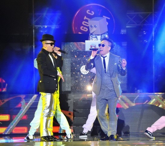 Park Myung-soo (right) performs “I Got C” with rapper Gaeko at the Infinite Challenge Jayuro Music Festival in Imjingak on Oct. 17. (MBC)