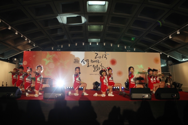 A young crew performs at 2013 Seoul Metro Culture Festival held at Gyeongbokgung Station on Oct. 2. (Seoul Metro)