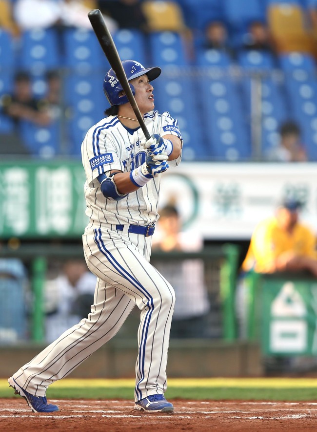 Samsung Lion`s Lee Seung-yeop hits a tie-breaking three-run home run in the bottom of the eighth inning to lead his team to a 5-2 victory over Fortitudo Bologn in the opening match of the Asia Series in Taiwan. (Yonhap News)