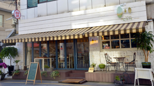 Ssalgage by Hong Shin-ae opened in Sinsa-dong, Seoul, in September. (Kim Myung-sub/The Korea Herald)