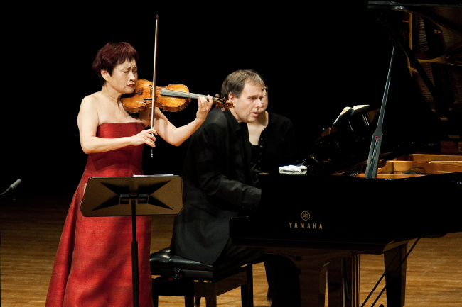 Violinist Chung Kyung-wha is accompanied by pianist Kevin Kenner at the recital held at Seoul Arts Center on Nov. 8. (CMI)