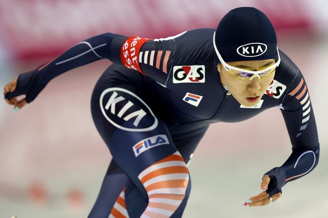 Lee Sang-hwa of South Korea skates in the ladies 500 meter 2nd race during the Essent ISU Long Track World Cup at the Utah Olympic Oval on Saturday in Salt Lake City, Utah. (AFP-Yonhap News)