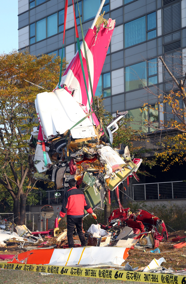 The wrecked LG chopper that crashed into a high-rise apartment in Seoul on Saturday. (Yonhap News)