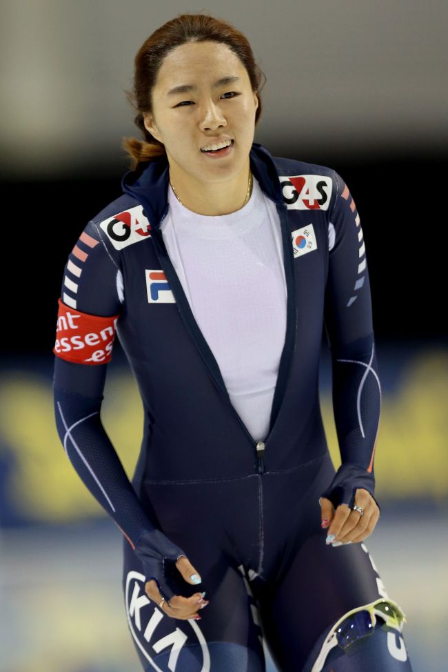 [Newsmaker] Lee Sang-hwa secures title with world record