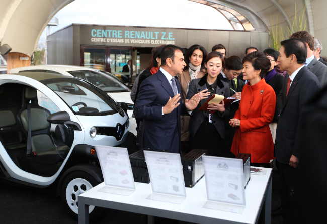 President Park Geun-hye takes a tour of Renault’s electric car experience facilities with Renault CEOCarlos Ghosn (left) and LG Chem vice chairman Kim Bahn-suk (right) in France during a presidential visitlast week. (Yonhap News)