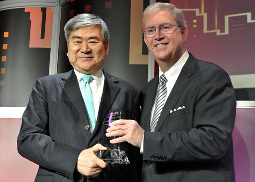 Hanjin Group chairman Cho Yang-ho (left) poses with Bill Allen, CEO of the Los Angeles County Economic Development Corporation, upon receiving the organization’s 18th Eddy Award on Thursday. (Hanjin Group)