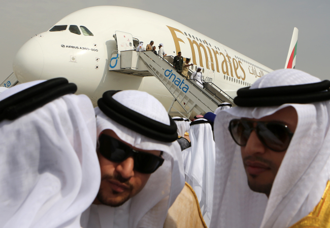 Emirati officials greet each other in front of an Emirates Airbus A380 on display during the opening day of the Dubai Airshow in Dubai, United Arab Emirates, Sunday. (AP-Yonhap News)