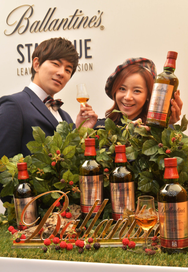 Models promote the launch of Ballantine’s 17-year-old Glentauchers scotch whisky, a part of the company’s signature distillery edition, in Seoul on Monday. (Lee Sang-sub/The Korea Herald)