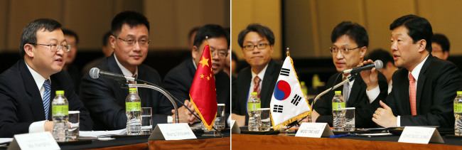 The Korean delegation (right) and its Chinese counterpart open FTA talks in Songdo, Incheon, Monday. (Yonhap News)