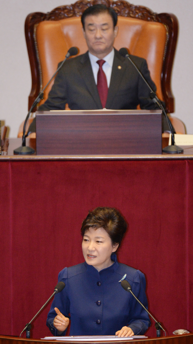 박근혜 대통령이 18일 국회에서 열린 제9차본회의에서 내년도 예산안에 대한 시정연설을 하고 있다. (연합뉴스)