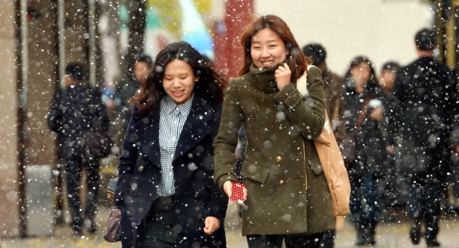 The first snow of this winter falls in Seoul on Monday. (Kim Myung-sub/The Korea Herald)