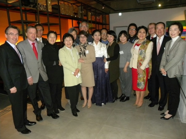 President and CEO of Cs Didier Beltoise (left) and president of CICI Choi Jung-wha (first row, fourth from left) pose with members of the 5.4 Club at the Taeroa restaurant in Seoul on Monday. (CICI)