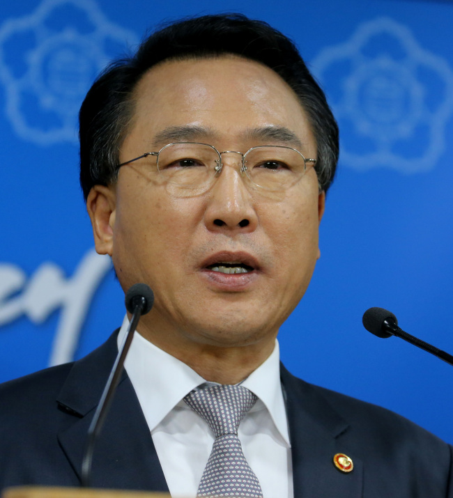 Labor Minister Phang Ha-nam announces the government’s plan to create part-time jobs Tuesday. (Yonhap News)