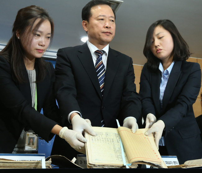 박경국 국가기록원장과 직원들이 19일 정부서울청사에서 한국 정부가 1953년에 전국적으로 조사한 3·1운동과 일본 관동(關東·간토)대지진 피살자 명부를 공개하고 있다. (연합뉴스)