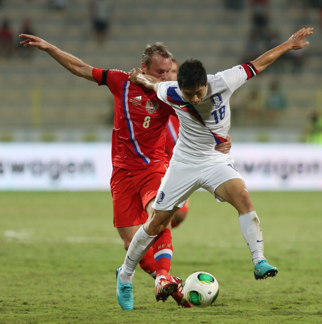 South Korea`s Lee Keun-ho battles Russia`s Denis Glushakov for the ball during a friendly match between the two countries in Zabeel Stadium, Dubai on Tuesday. (Yonhap News)