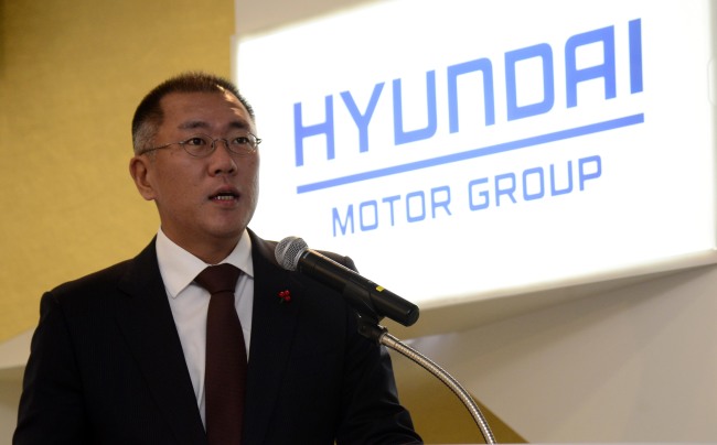 Hyundai Motor Group vice chairman Chung Eui-sun speaks in a ceremony to deliver a 25 billion won donation from the group to the Community Chest of Korea at the charity fund-raiser’s office in Seoul on Wednesday.(Park Hae-mook/The Korea Herald)