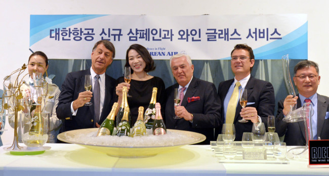 (From left) Con Constandis, Asia head of Pernod Ricard; Cho Hyun-ah, senior vice president of Korean Air; and Jacques Menier, marketing director of Perrier-Jouet, pose at the Korean carrier’s head office in Seoul on Thursday after announcing a new luxury champagne service for first- and prestige-class passengers.(Kim Myung-sub/The Korea Herald)