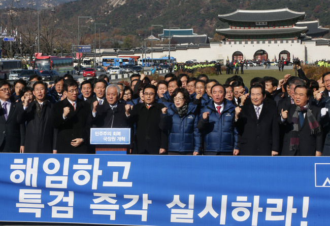 김한길 민주당 대표와 정병헌 원내대표 등 지도부와 의원들이 21일 오후 서울 광화문광장에서 집회를 열고 국가정보원 직원들이 게시한 것으로 추정되는 트윗 120만여건 추가 확인과 관련해 규탄을 하며 구호를 외치고 있다. (연합뉴스)