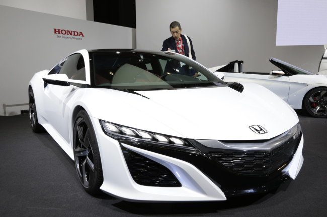 A visitor looks at a Honda NSX hybrid concept car at the media preview for the Tokyo Motor Show at Tokyo Big Sight convention hall on Wednesday. (AFP-Yonhap News)