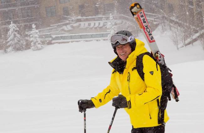 This November 2012 photo provided by Turner PR and Klaus Obermeyer shows Obermeyer on his way up a mountain in Aspen, Colorado, that he later skied down. Obermeyer is 93, and the National Ski Areas Association says the number of seniors on the slopes has been creeping up each year while other age groups hold steady or decline.(AP-Yonhap News)