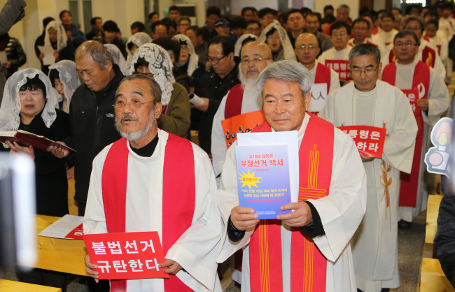 천주교정의구현사제단 전주교구 사제들이 22일 오후 전북 군산시 수송동성당에서 '불법 선거 규탄과 대통령 사퇴를 촉구하는 시국미사'를 봉헌하고 있다. (연합뉴스)