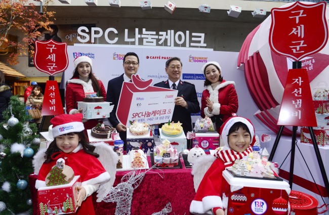 SPC Group holds a cake-sharing event in Insa-dong, Seoul. The group plans to donate a part of December earnings from its subsidiary companies to the Salvation Army. (Park Hae-mook/The Korea Herald)