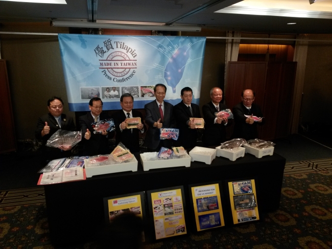 Liang Ying-ping (center), the chief representative of Taiwan’s diplomatic mission in South Korea, gives the thumbs up along with colleagues, vendors and other Taiwanese government officials during a reception promoting tilapia in Seoul on Wednesday. (Philip Iglauer/The Korea Herald)