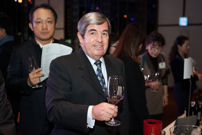 Argentine Ambassador to South Korea Jorge Roballo enjoys a glass of wine at the 2013 Argentina Wine Tasting Event at Banyan Tree Club & Spa in Seoul on Monday. (Philip Iglauer/The Korea Herald)