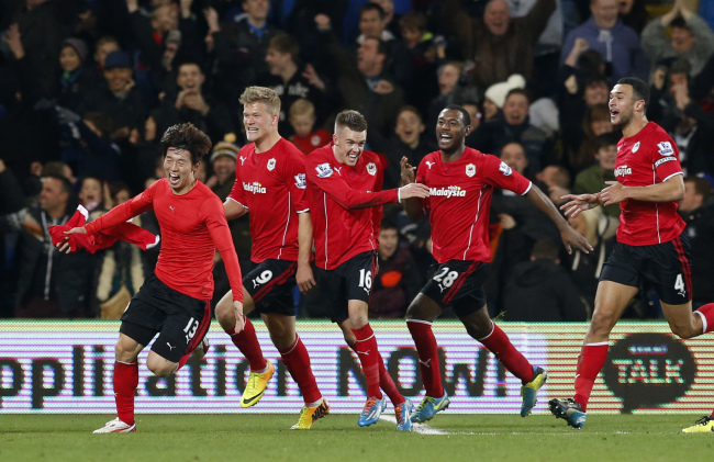 Cardiff City’s Kim Bo-kyung leads his teammates in celebration after his goal on Sunday. (AP-Yonhap News)