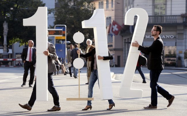 Members of the Unia workers union demonstrate in Zurich, Switzerland, to support a referendum on Aug. 30.(AP-Yonhap News)